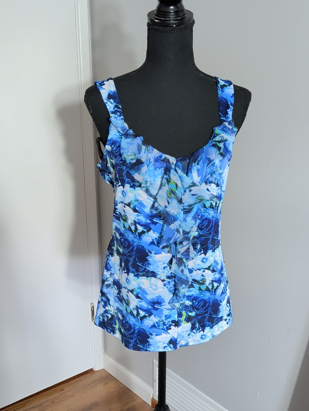 White House Black Market Blue Floral Scoop Neck Camisole